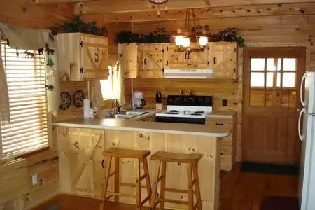 Ламинат на кухне в деревянном доме