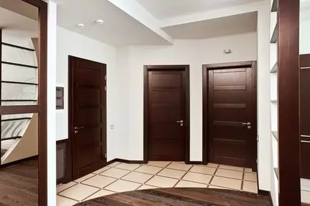 Комбинированная плитка с ламинатом в коридоре